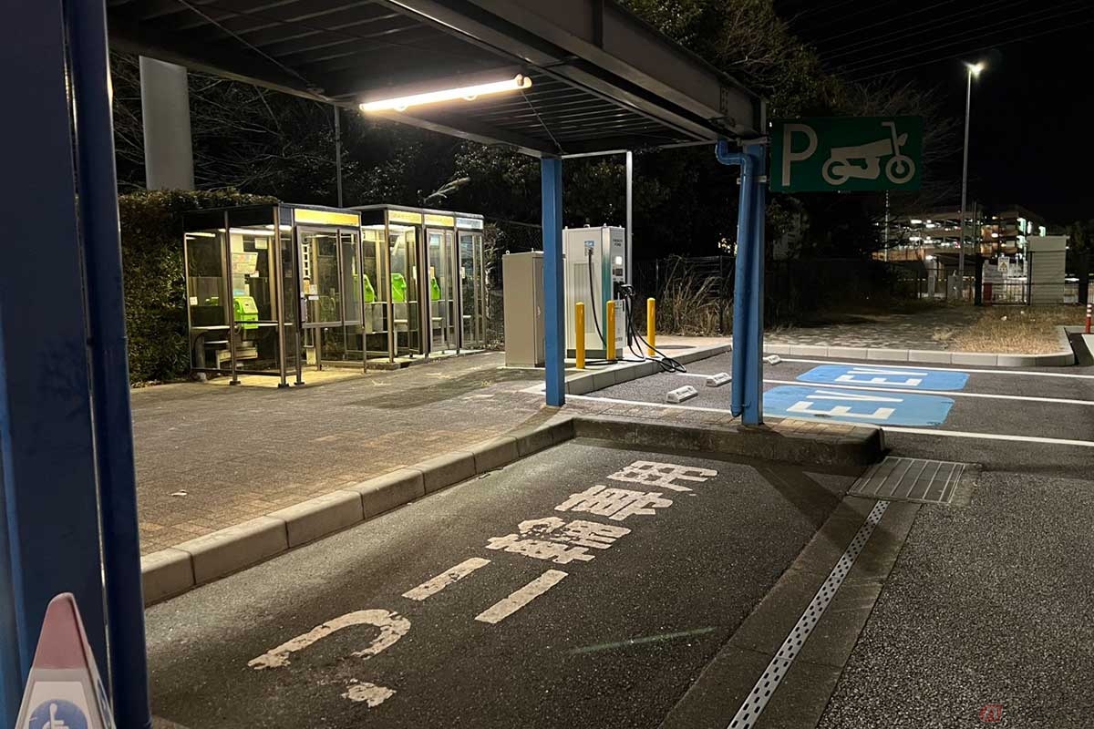 屋根付きの2輪専用駐車スペースが確保されている