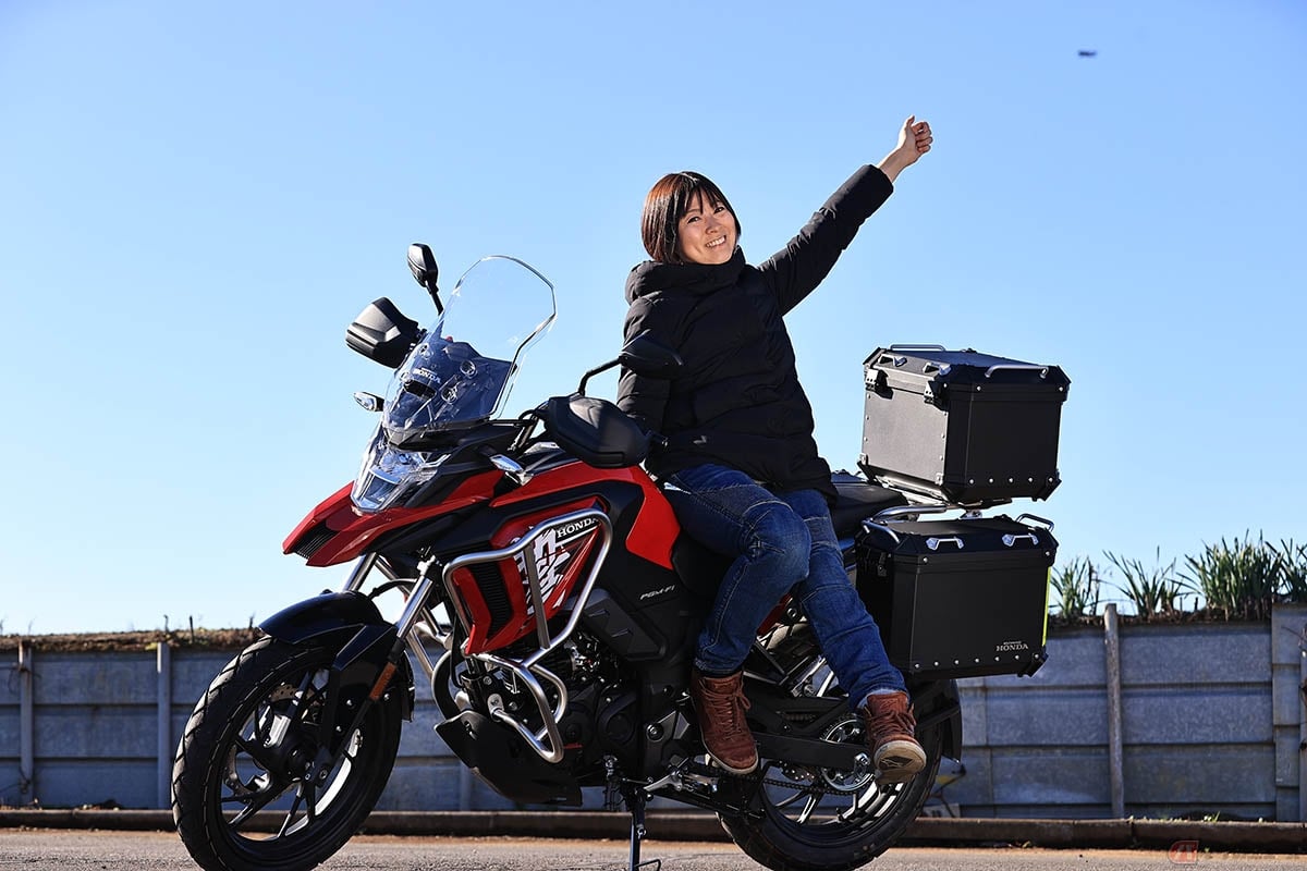 ホンダ「CB190X」と筆者(先川知香)