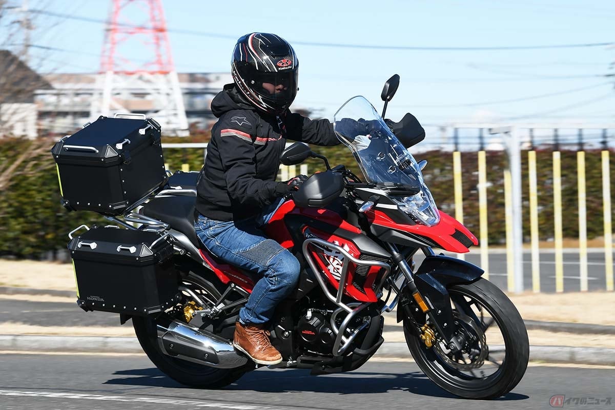 ホンダ「CB190X」の走りを楽しむ筆者(先川知香)