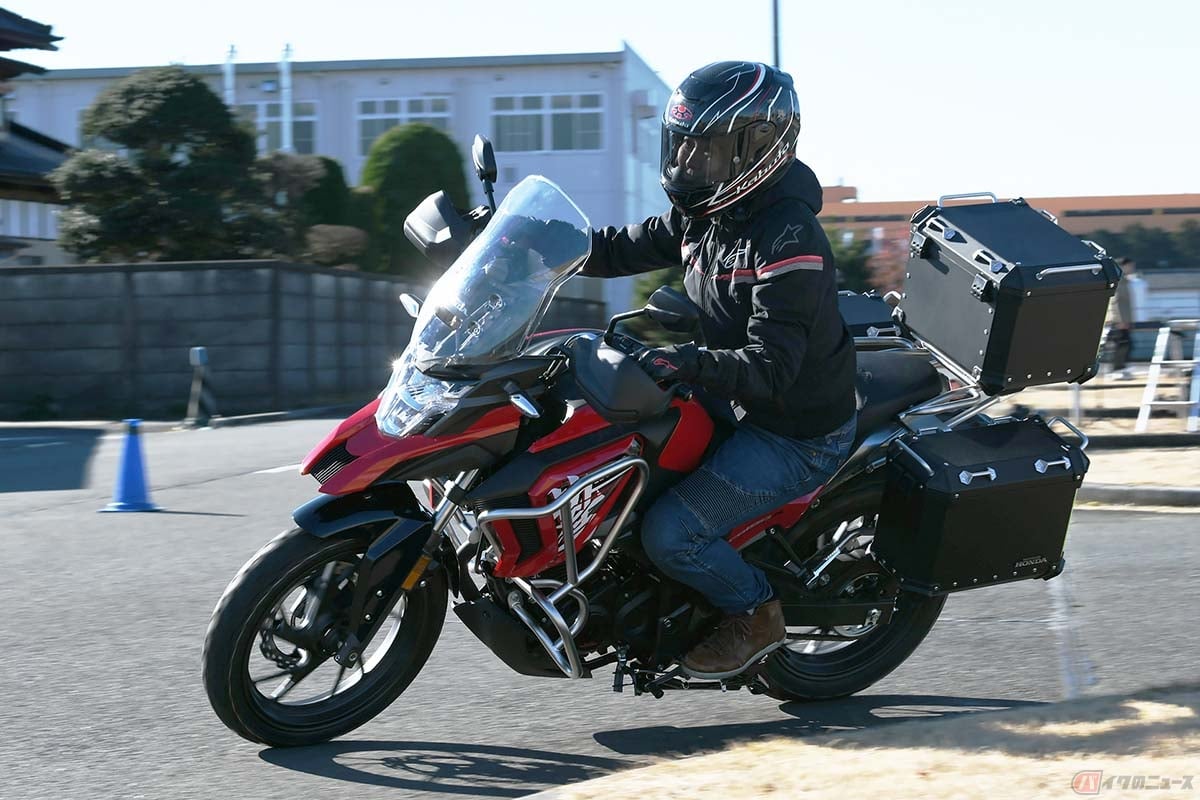 ホンダ「CB190X」の走りを楽しむ筆者(先川知香)