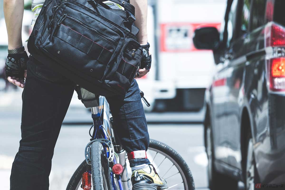 クルマやバイクと同様に、自転車に乗るときも「後方確認」を