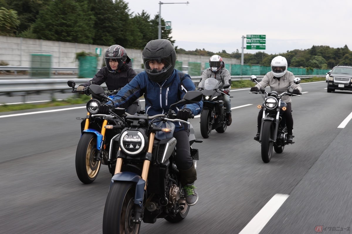 普通自動車の法定最高速度は、一般道が60km/h、高速道路は100km/h