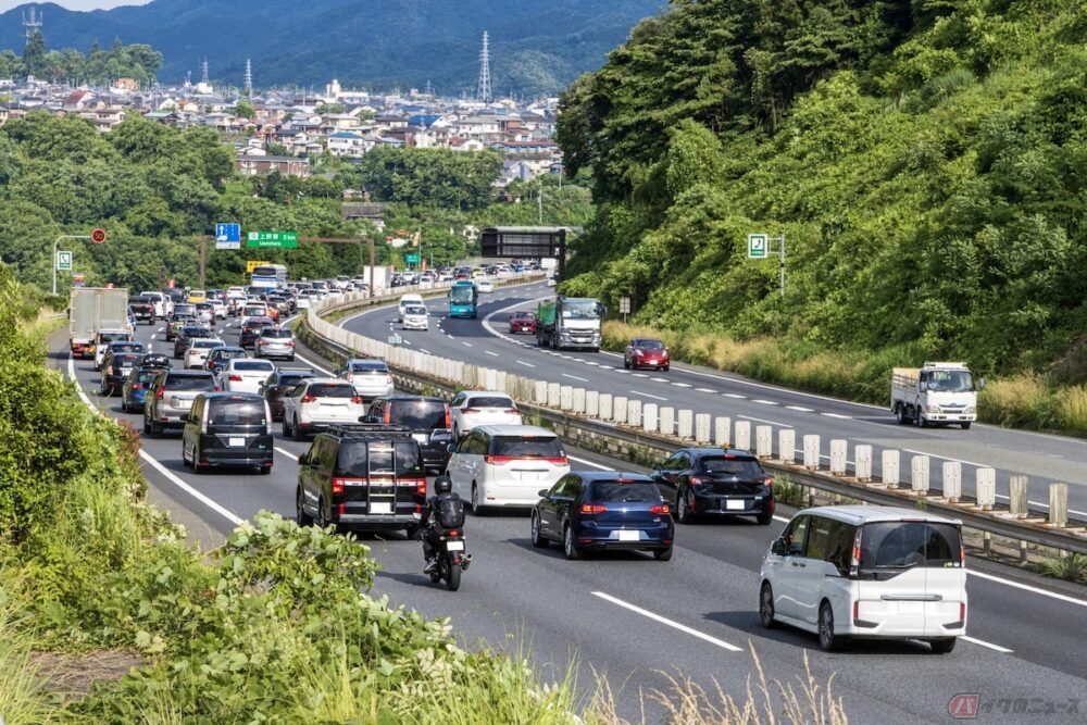 高速道路の本線は、交通集中や道路工事などで渋滞しているといった、やむを得ない場合を除いて最低速度を下回って走行してはいけません
