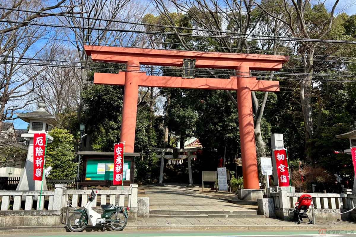 鎌倉幕府を築いた源頼朝の祖先にあたる義家が、世田谷の住民に八幡大神を祀らせたのが由来と言われる「世田谷八幡宮」は、安産祈願や厄除祈願など、多くの参拝者が訪れる。駐車場は道路向かいにあり、バイクはそちらに停めてから参拝した