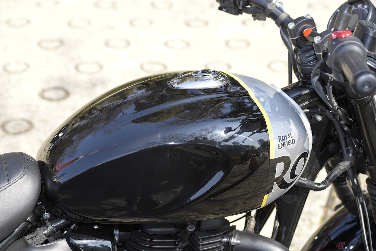 タンクの容量は13Lと、よく巷で比較されるホンダGB350よりは少ない容量