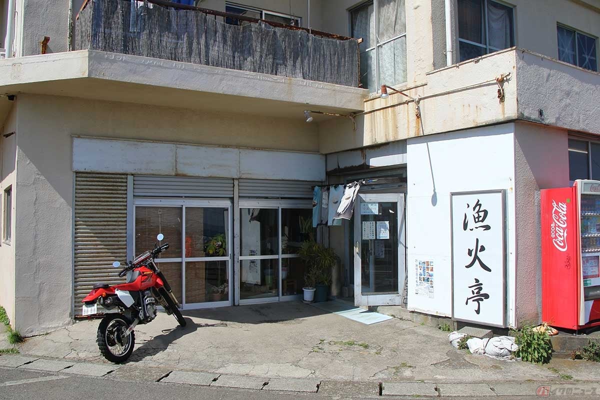 「三浦海岸」交差点に面する「漁火亭」は、Tシャツの暖簾が営業中の目印。昭和の雰囲気たっぷりな店だが、建物も古くまったく目立たない