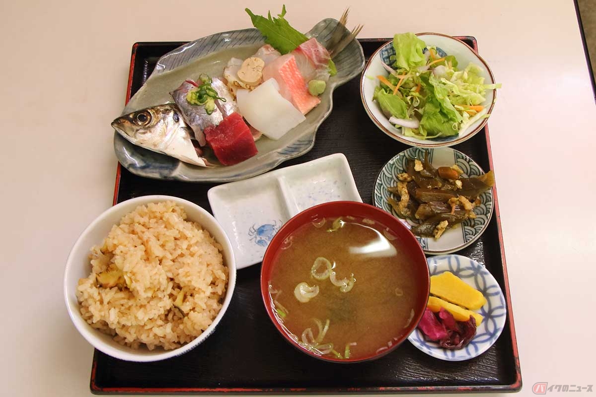 先に出来上がってきた「漁火亭」の「刺身定食」。金田漁港直送、朝獲れ地魚を中心に旬のものが食べられる