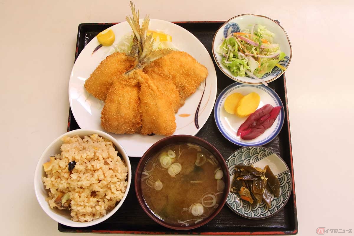 「漁火亭」の「アジフライ」定食。アジフライは普通サイズが3枚で定食はサラダと小皿にご飯、みそ汁、漬物がセット。ご飯はプラス50円で「サザエご飯」に変更