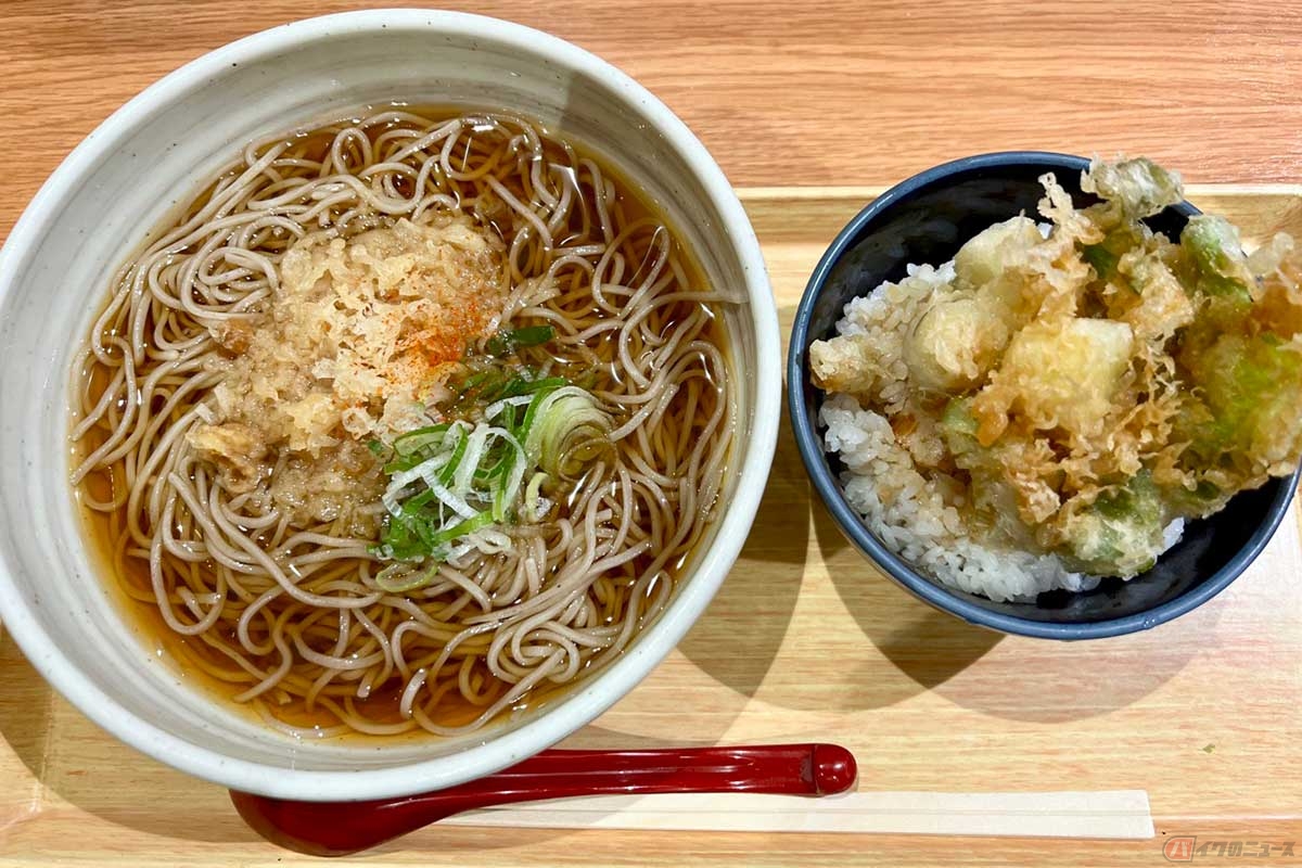 関越道「pasar三芳(三芳PA)」(上り)でいただく「深谷ねぎ丼かけそば」(1000円)。思った以上に量が多いそばと、深谷ねぎの味に2度驚く。いずれも感動できる美味しさだった