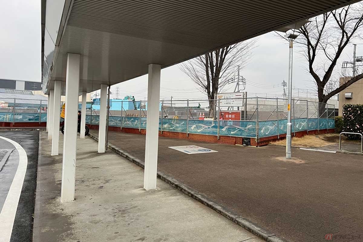 2輪用の屋根付き駐輪スペースは広く確保されている。関越道上り終点の「練馬IC」に近いが、スルーせずに休憩がオススメ