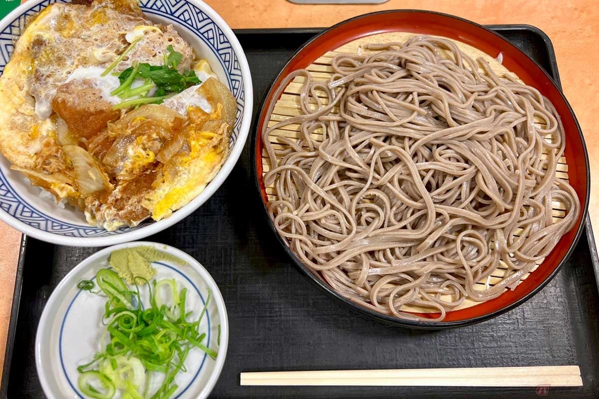 東名高速「足柄SA」(下り)の「そば処 吉野家」でオーダーした「かつ丼そばセット」(1128円)。かつ丼の単品とそば1人前のセットでかなりボリュームがある。同じ組み合わせで「かつ丼小盛そばセット」(974円)もある