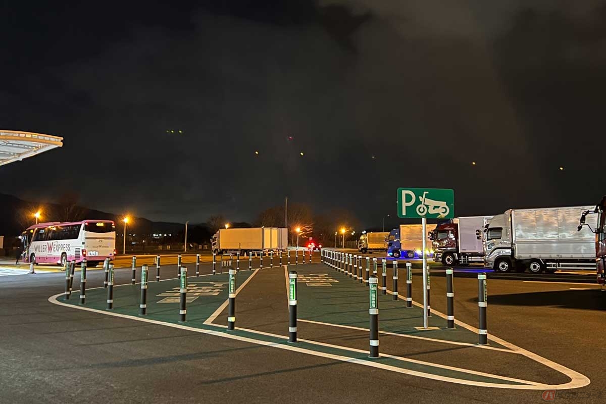 2輪専用の駐車スペースも確保されている。広いのはありがたいが、2輪ユーザーにとっては屋根も欲しいところ