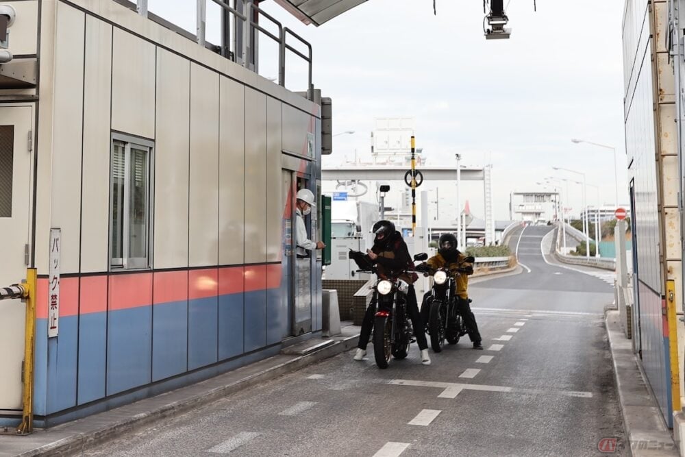 高速道路はほとんどの区間で通行料金を支払う