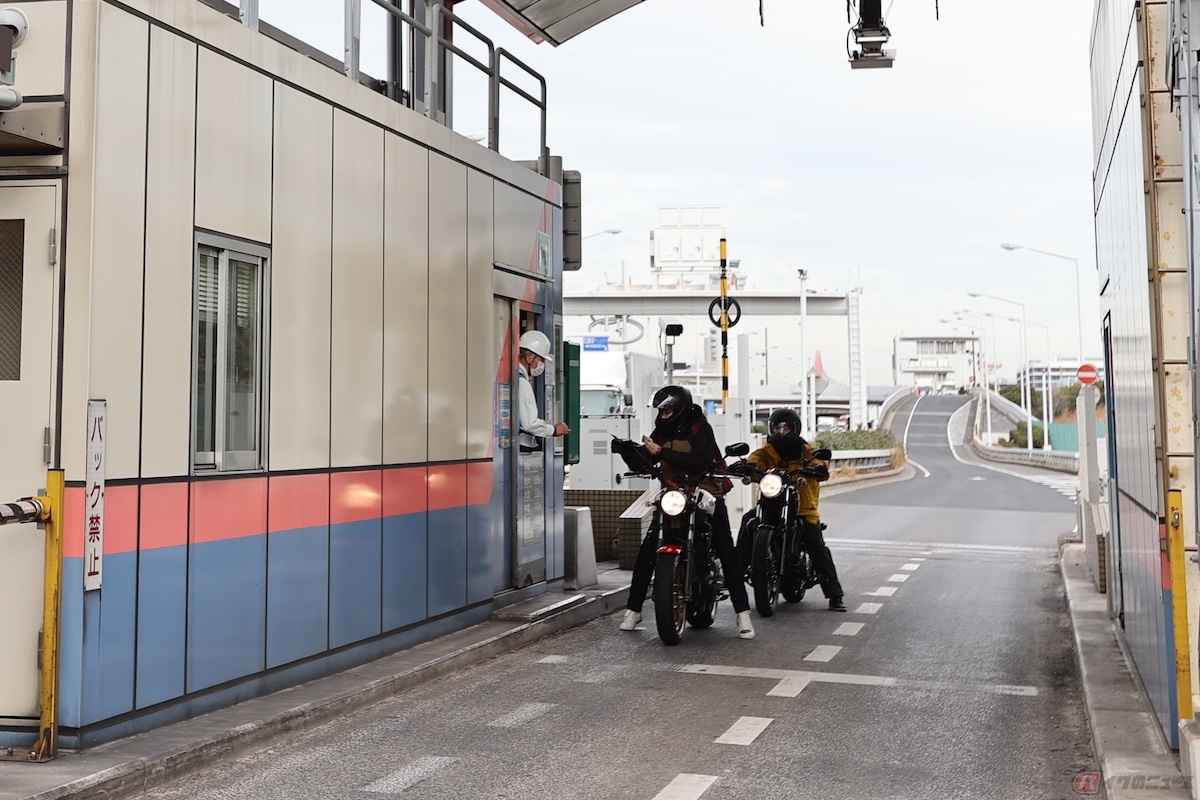 高速道路はほとんどの区間で通行料金を支払う