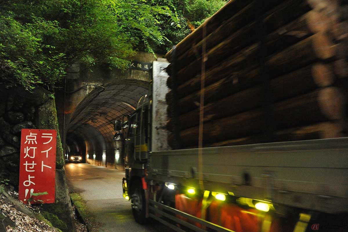 助人トンネルは道幅は狭いが、もともと重要な役割を担っている。周辺では今も国土強靭化のための土木工事で大型車の往来が激しい（撮影＝中島みなみ）