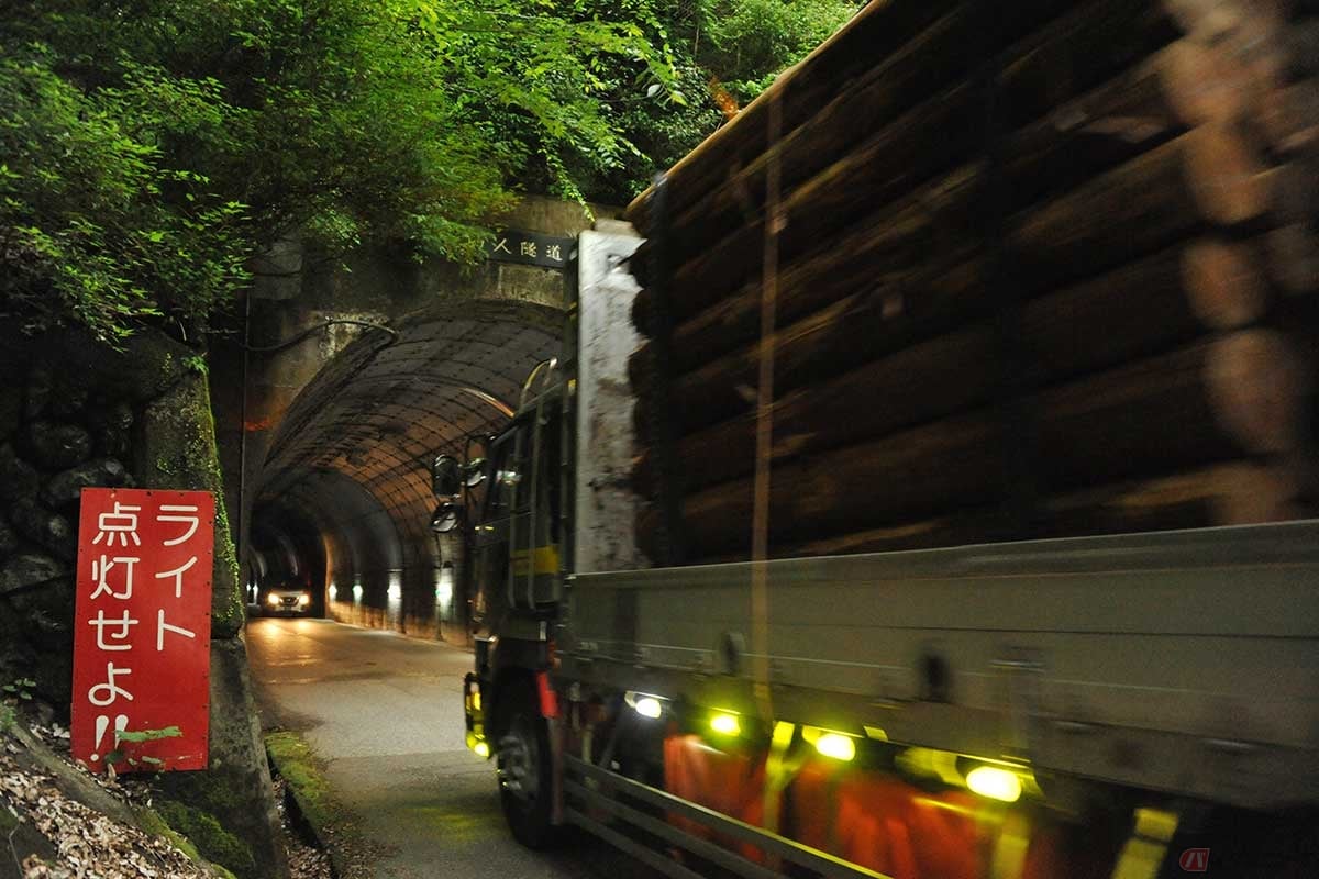 助人トンネルは道幅は狭いが、もともと重要な役割を担っている。周辺では今も国土強靭化のための土木工事で大型車の往来が激しい(撮影=中島みなみ)