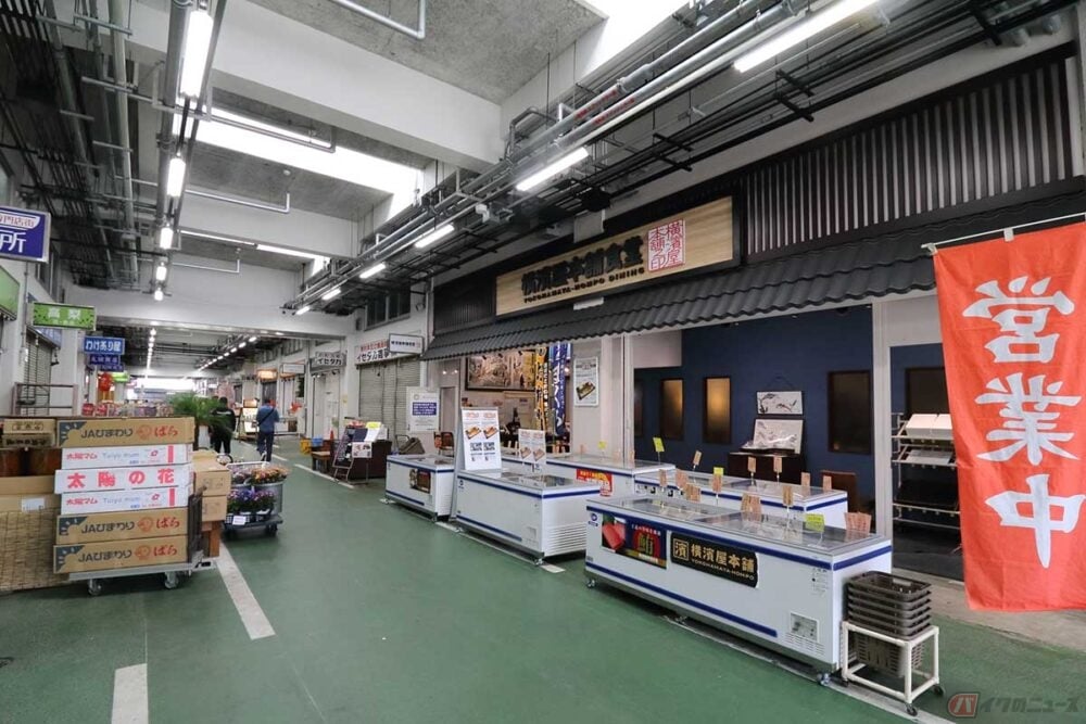 「食の専門店街」に入ってすぐの場所にある「横濱屋本舗食堂」。店の前では弁当や惣菜を販売している