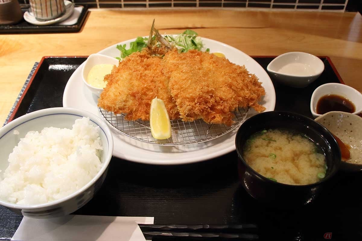 「横濱屋本舗食堂」の人気メニュー「生あじフライ定食」(1540円)は、新鮮なアジを使ったアジフライが絶品