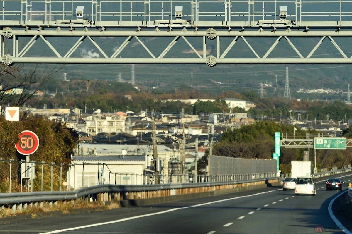 高速道路は速度制限が定められていない区間と制限が設定されている区間がある