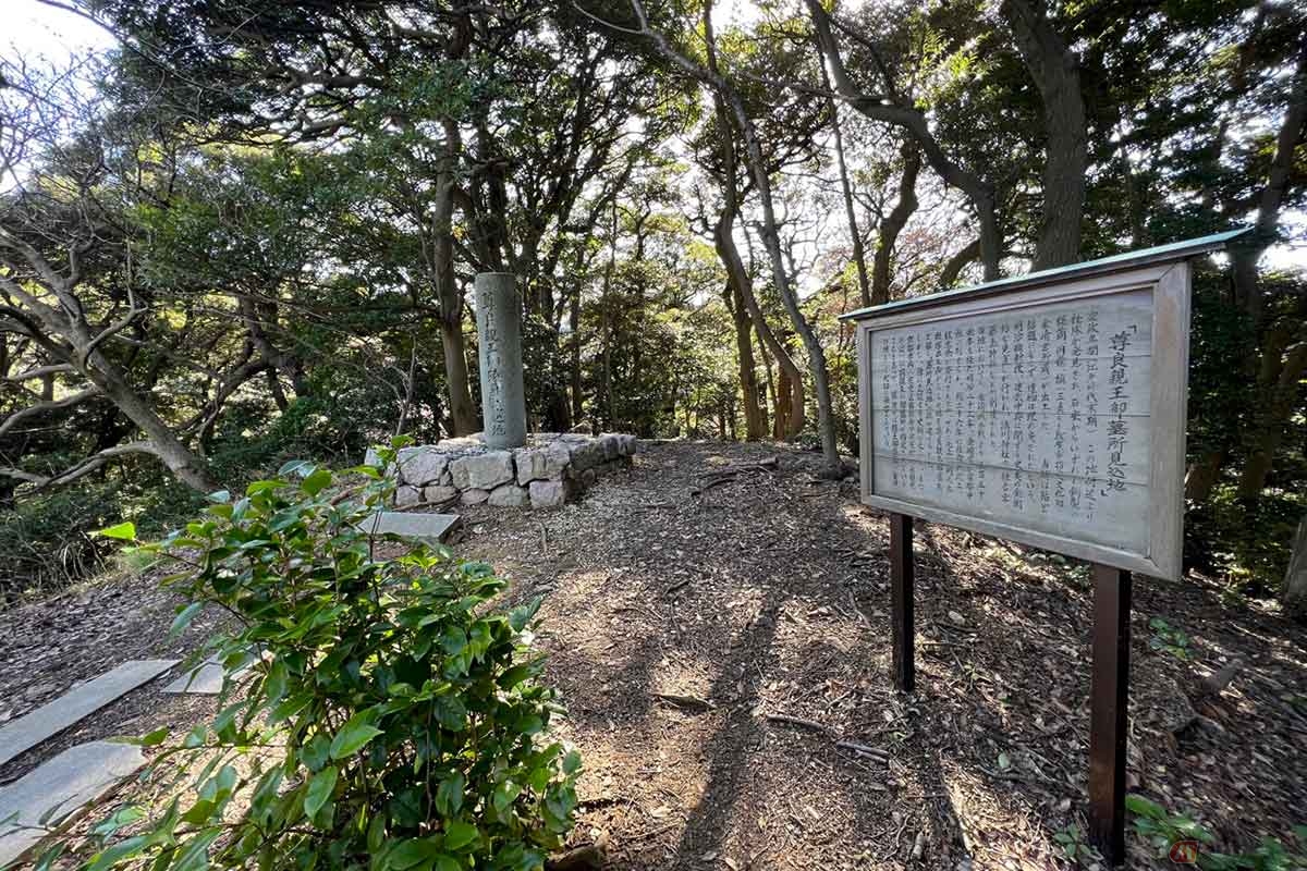 南北朝時代、「金ヶ崎城」に籠城して自害した尊良親王の墓所と見られる地。自刃で果てた親王をはじめ300名ほどの武将が亡くなったとされている