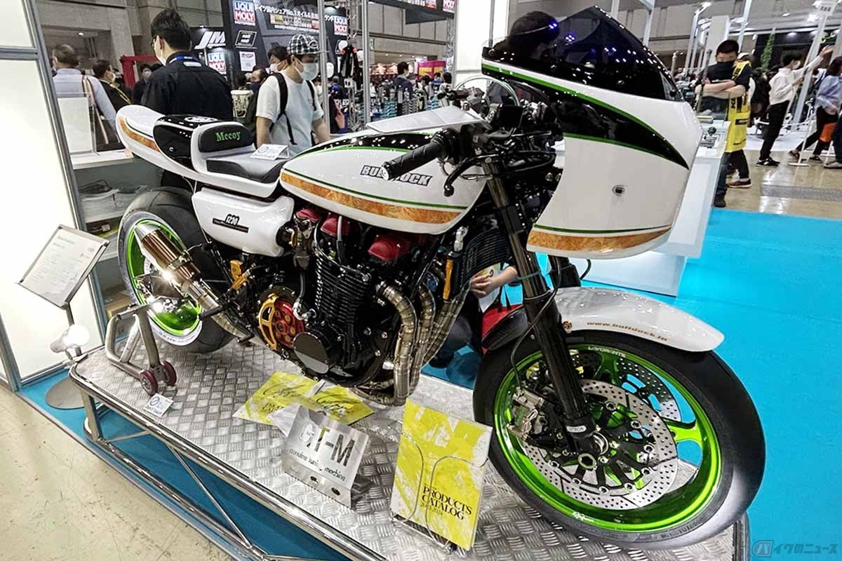ナイトロン・ブースに展示されたBULL DOCK製のカワサキ「Z1」カスタム