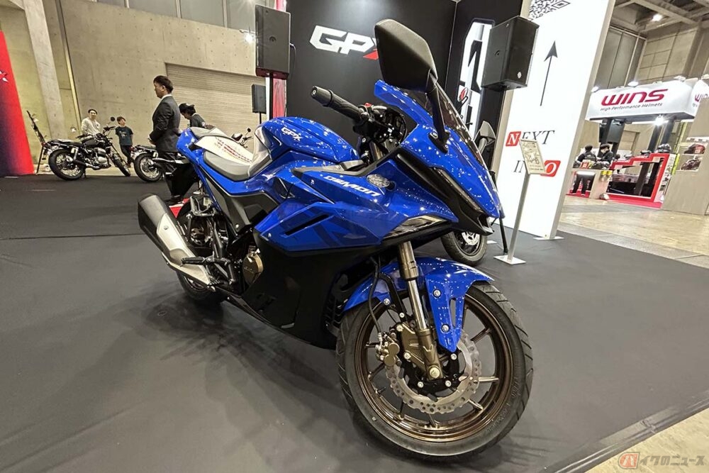 GPX「デーモンGR200R」 最新モデル「Dacorsa2」を公開【東京MCS2023