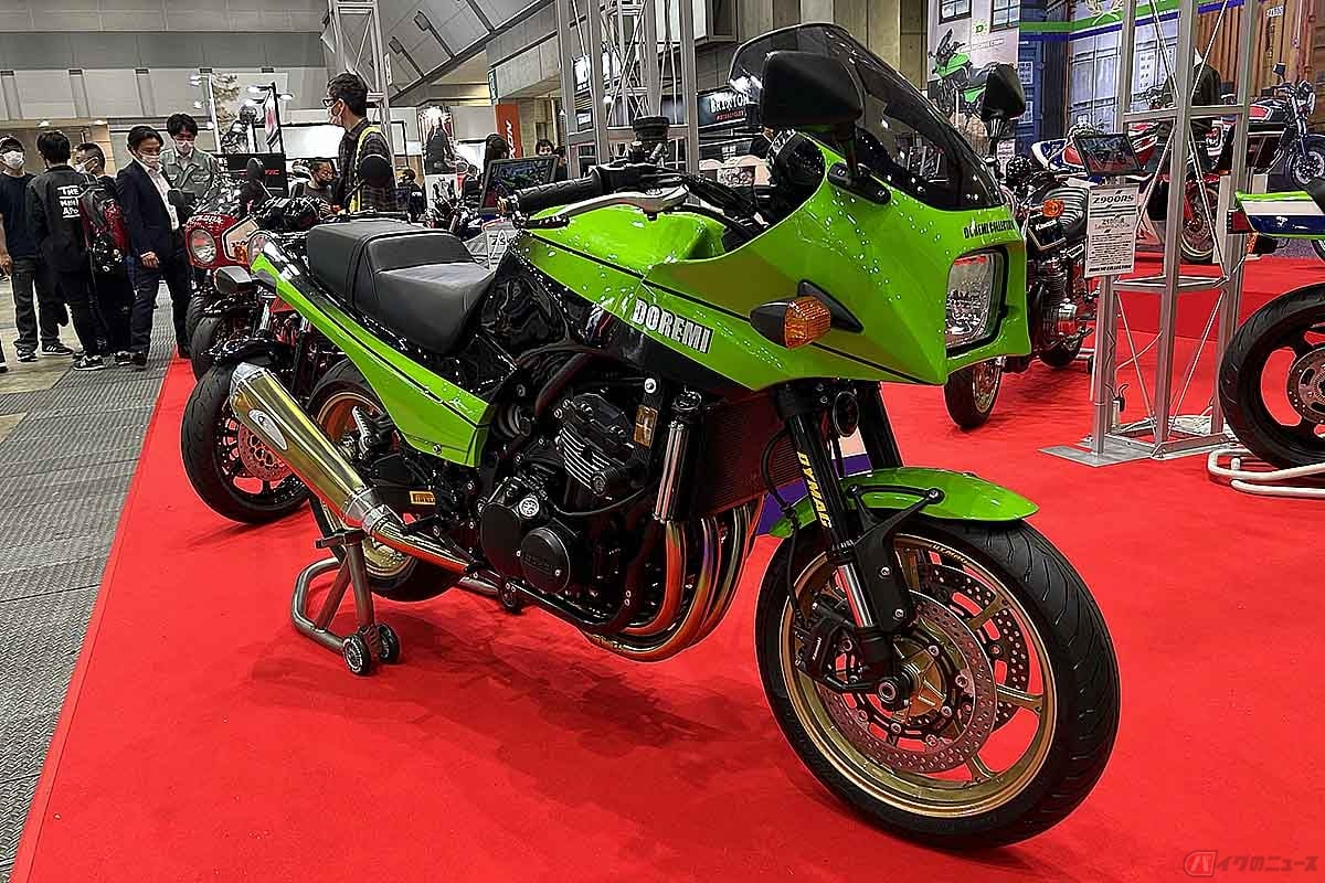 ドレミ製の外装キット「GPZ900R Ninja Style」を装着したカワサキ「Z900RS CAFE」。デモ車両にはKファクトリー製ヘキサゴナルチタンマフラーとダイマグ製ホイールが装着されています