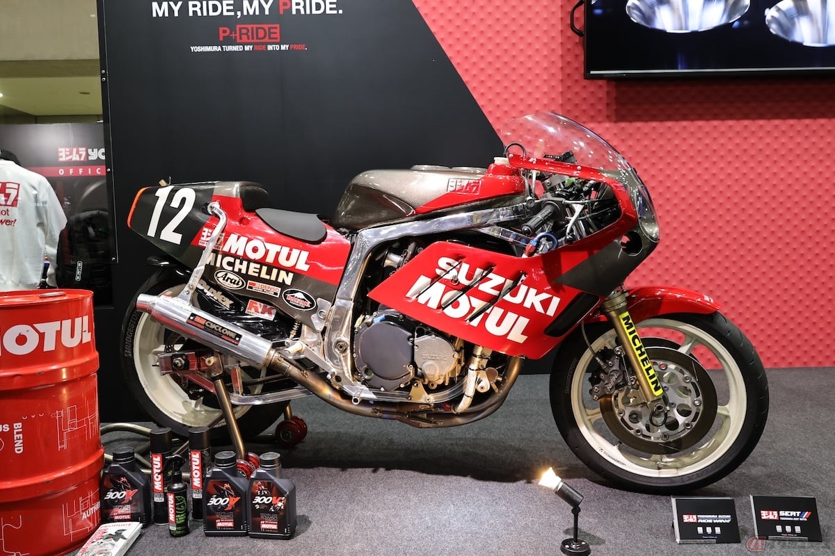 鈴鹿8耐へ出場した1986年の『GSX-R750レーサー』もブースには展示されていた