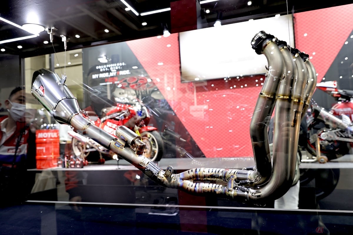 GSX-R1000Rレーサー用ヨシムラ チタンサイクロンR-11SqRの集合部分は、他のマフラーとは作り方が異なる