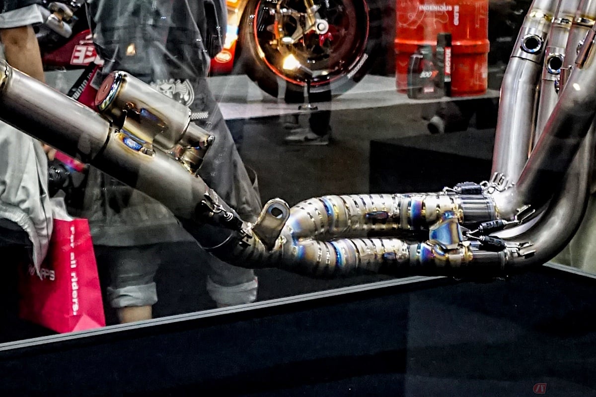 マフラーの集合部分を『64チタン』使用している