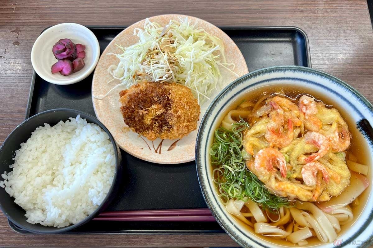 東名高速「豊田上郷SA」(下り)でオーダーした「きしめん定食」(980円)は、大きなかき揚げが乗ったきしめん、ご飯、コロッケ、漬物というシンプルな構成。なかなかのボリュームだった