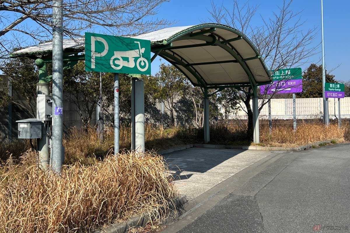 スペースはそれほどでもないが、屋根付きの2輪専用駐輪場が確保されている