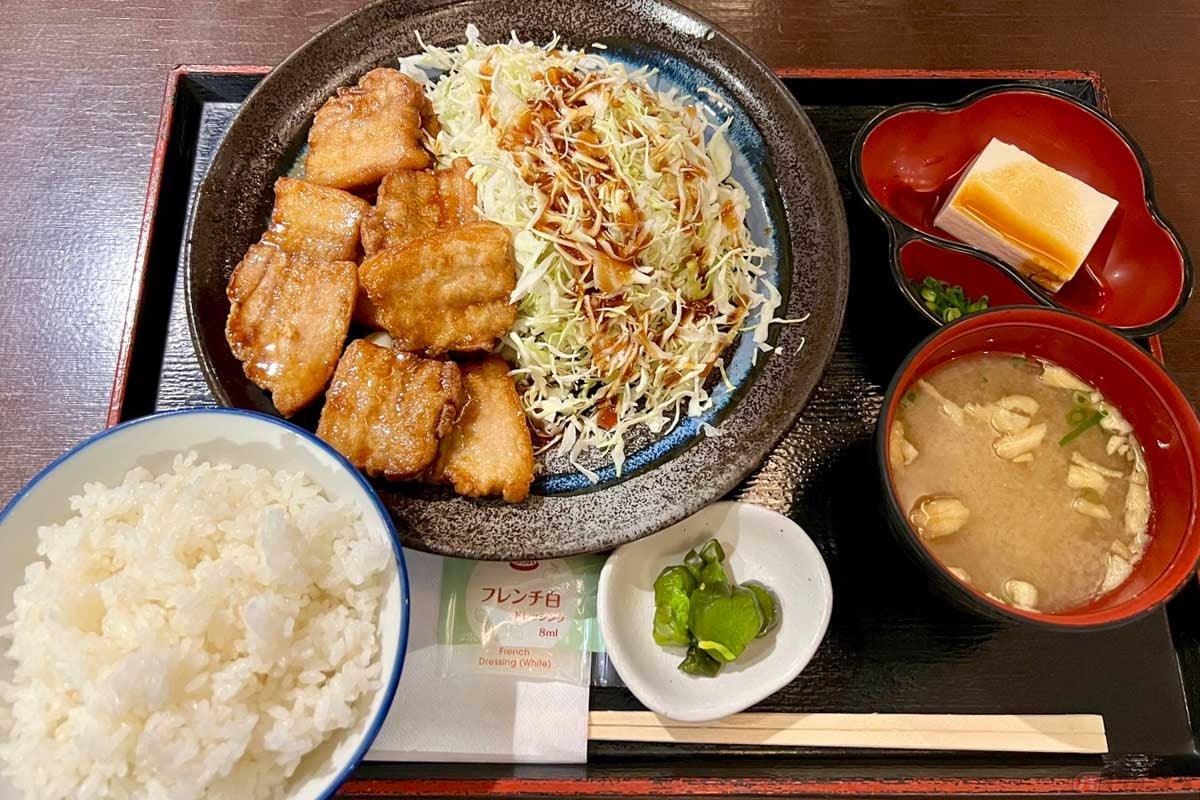新東名「藤枝PA」(上り)で、柔らかくジューシーな豚バラ肉を堪能できる「豚バラ肉のとんてき風定食」(1080円)を堪能。フレンチドレッシングが付いていたことに気づかずソースをかけて食べたキャベツは鮮度が高く美味しかった