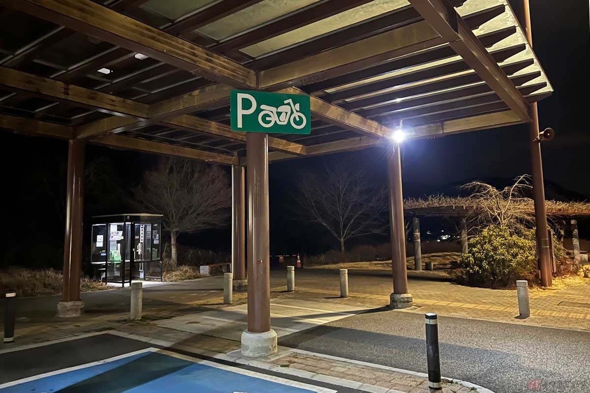 2輪専用の駐車スペースは屋根付きだったが、停められる台数は少なめ