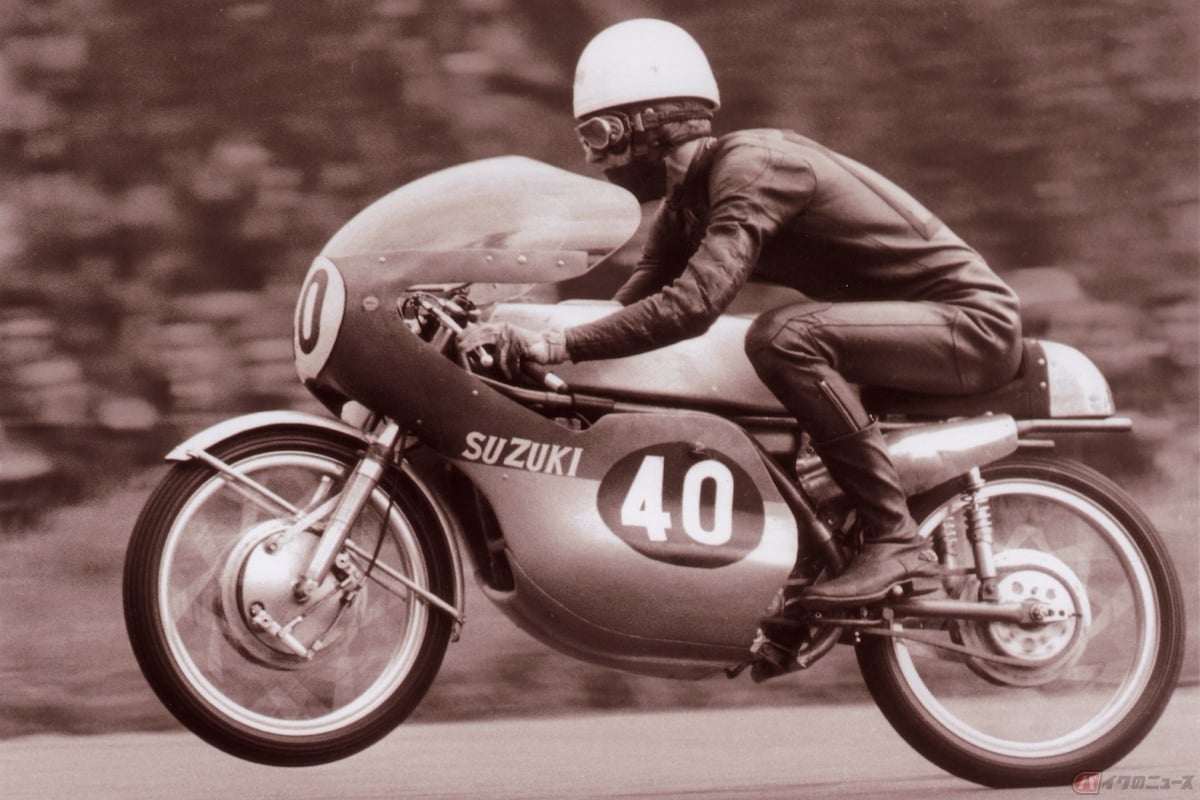 スチュワート・グラハム選手とスズキ「RT167(1968)」