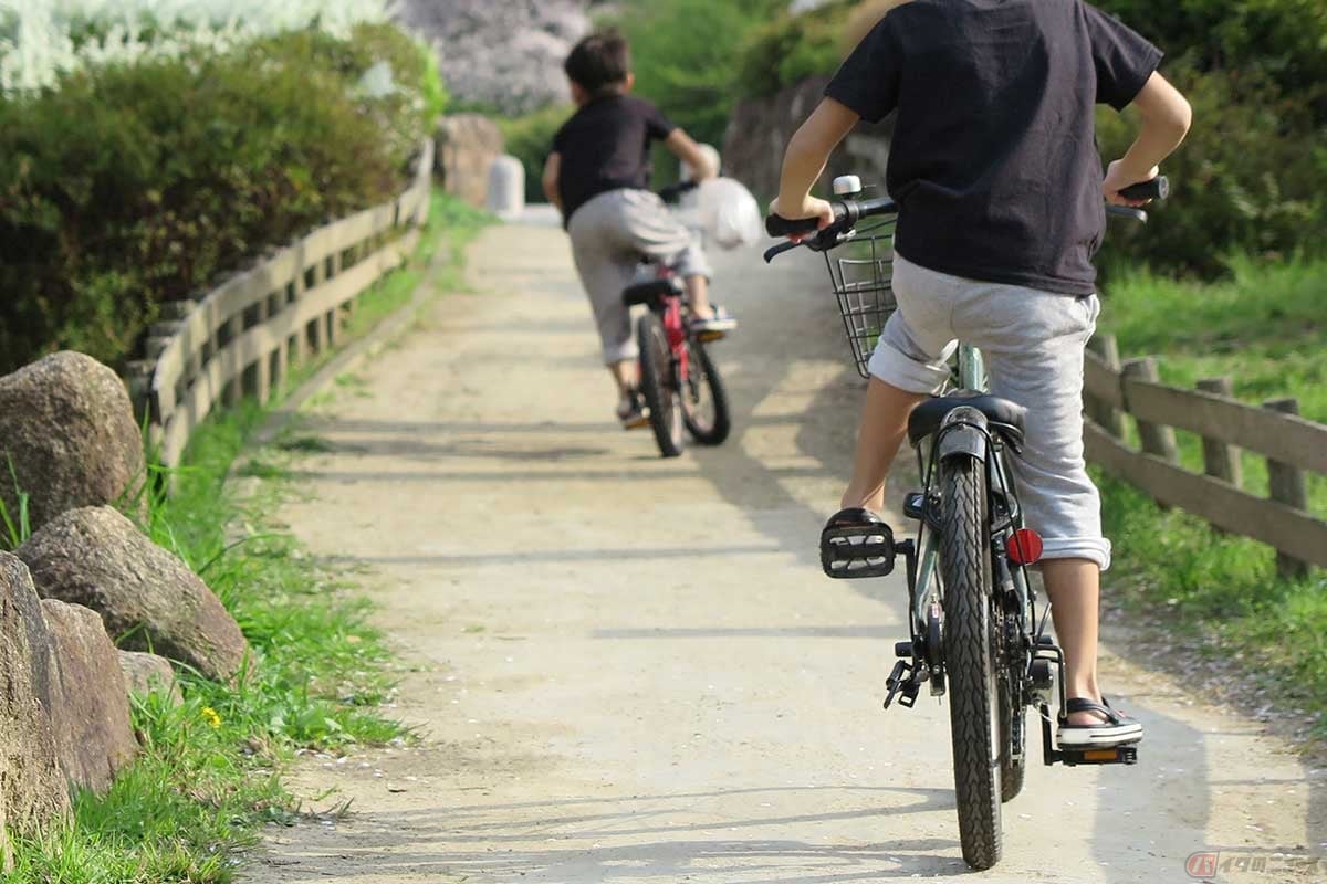自転車の安定走行には、「人間のバランス感覚」「自転車の構造」「ジャイロ効果」という3つの要因が深く関わっている
