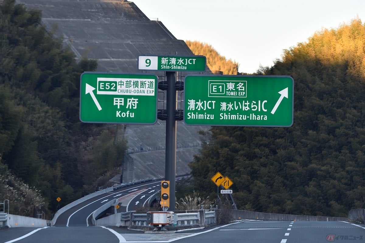 NEXCOと首都高速道路の案内標識の色は「NEXCOグリーン」、「首都高グリーン」と呼ばれることもある