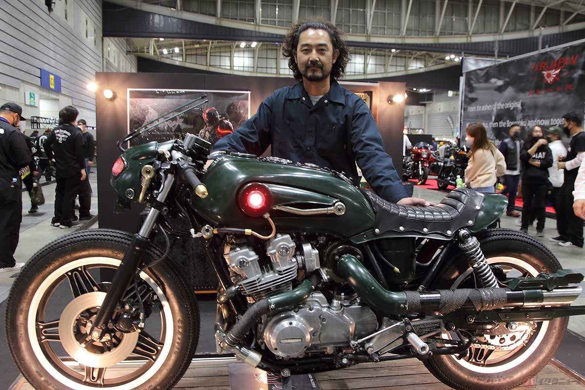 『仮面ライダーBLACK SUN』に登場する劇中車を製作担当した東京・練馬区のチェリーズカンパニーの黒須嘉一郎氏。映像配信された作品の中のバイクという範疇に留まらず、一台のカスタムとして見ても『バトルホッパー』をかなりのレベルに仕上げています。写真はYOKOHAMA ホットロッドカスタムショー2021に出展した際の一枚