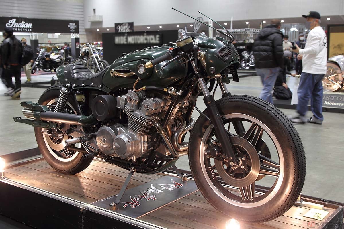 1980年式ホンダCB750Fをベースに卓越のカスタムワークが施された『バトルホッパー』。まさしくバイクの『顔』となったフロントマスクやタンク、テールまわりなどすべてのパーツ類はハンドメイドのワンオフ(一品もの)で仕上げられています。装着されたMR TURBO製過給機も走りのパフォーマンスの高さを予感させるものです