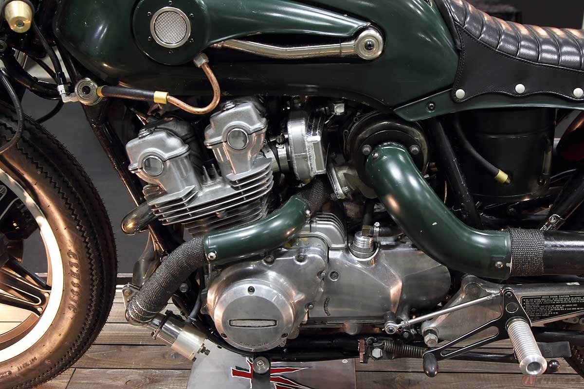 エンジンは空冷DOHC直列4気筒4バルブで排気量は748cc。ノーマルで68psを発揮するだけにターボの装着で90psオーバーのパフォーマンスアップが見込まれます。TURBO車ならではのサージタンクはワンオフで製作されています