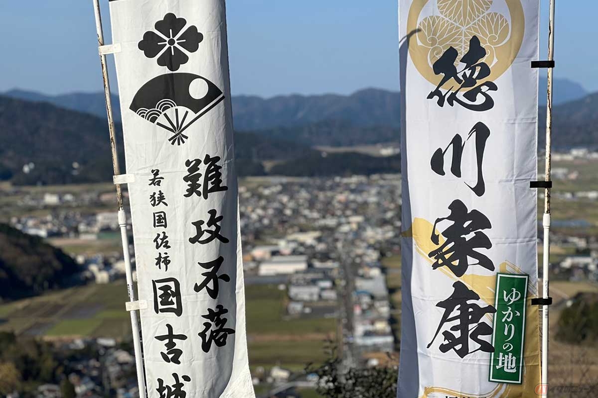 途中で何度も立ち止まって息を整えながら登り切った本丸からは、敦賀の眺望が開けて爽やかな風が吹いていた。まさに難攻不落の城
