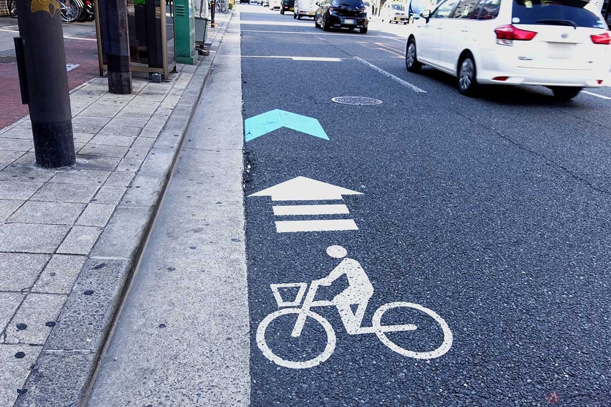 近年、自転車の通行は再び車道へ。車道と歩道の区別があるところは車道通行が原則であり、道路の左側に寄って通行しなければならない