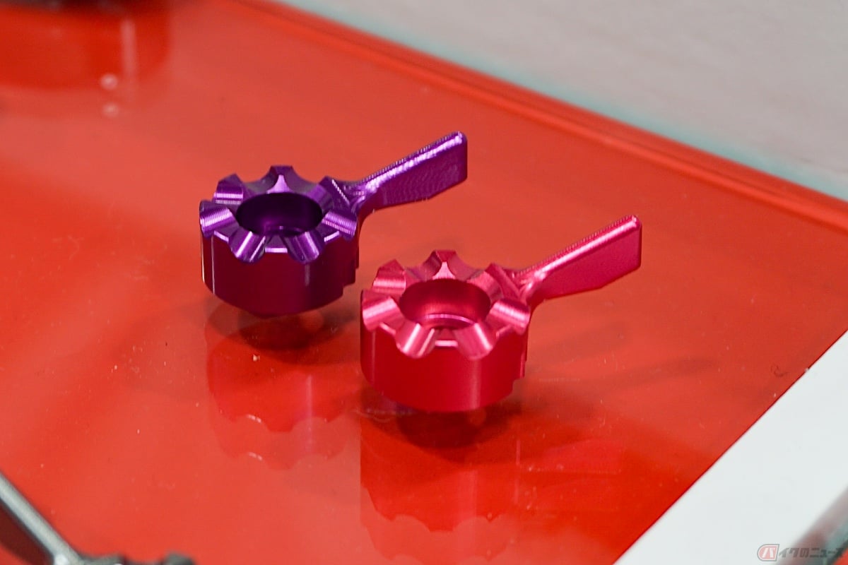 ピンク色と紫色の調整ノブは、試作品で要望があれば製品化も