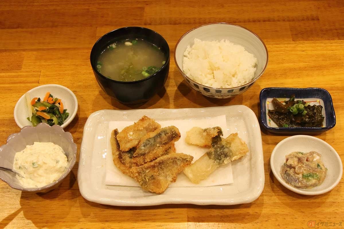 「炭焼き小屋 遁(とん)」で「アジフライとおまかせ定食」を作ってもらった。一口サイズにカットしたアジフライが半身分と「長芋磯辺揚げ」に小皿が3品、そしてご飯とみそ汁で定食に