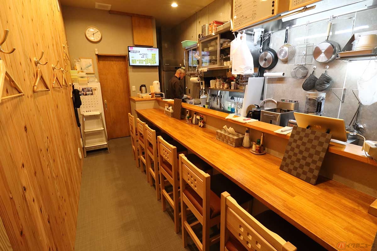 「炭焼き小屋　遁（とん）」の店内は6席のカウンターのみ。ランチ営業ではハンバーガーやタコライスを提供し、夜は居酒屋となる