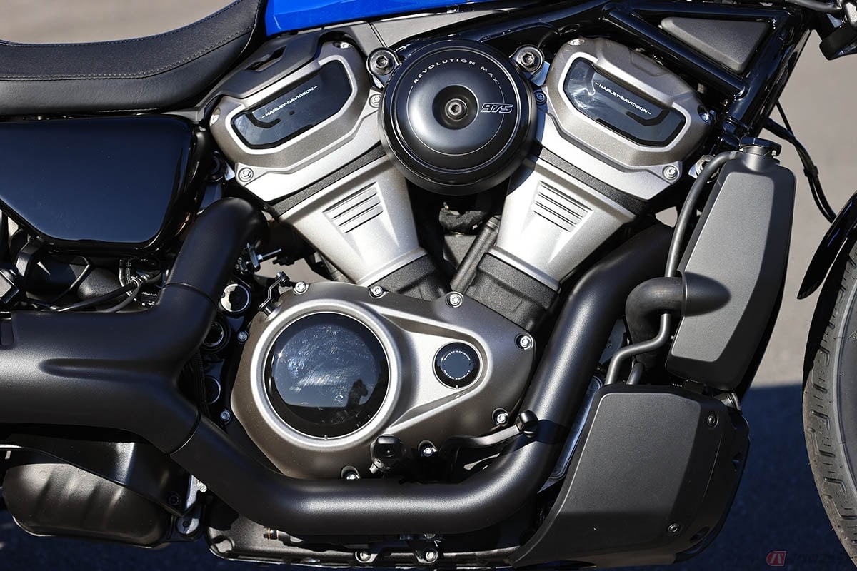 排気量975ccの水冷レボリューションマックスは最高出力89HP / 7500rpm、最大トルク95Nm / 5750rpmを発揮。1250ccのパンアメリカやスポーツスターSに比べるとおとなしい印象の乗り味ですが、ビギナーや女性にはこちらの方がオススメかもしれません
