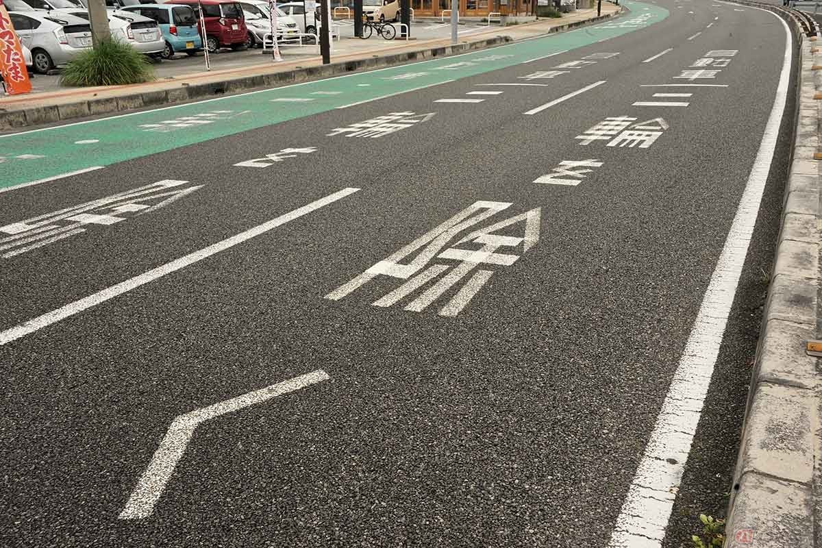 第1通行帯以外に「自動二輪を除く」の道路表示。右折時でも第1通行帯を変更するタイミングが難しい
