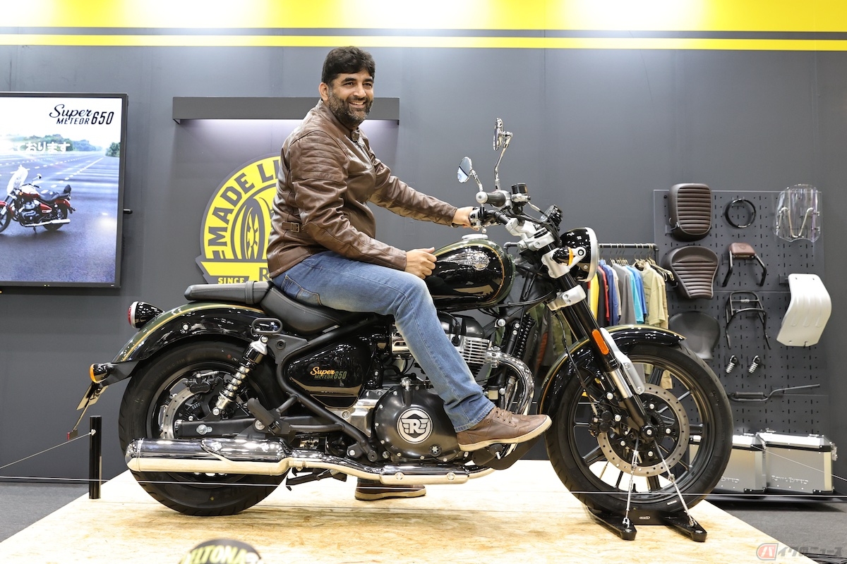 ロイヤルエンフィールドの新型「Super Meteor 650」とアジア太平洋地域市場担当事業責任者のアヌージ・ドゥア氏