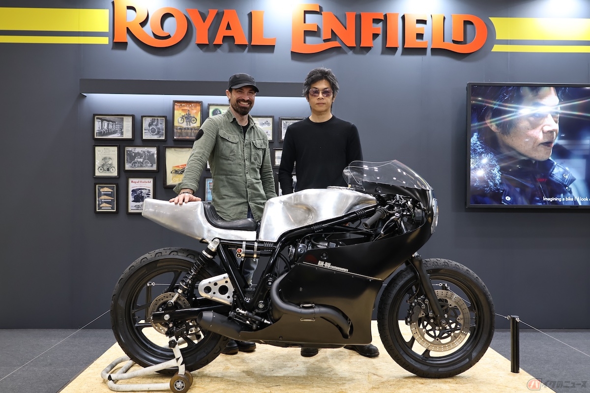 愛知県名古屋市の「AN-BU Custom Motors」の代表、藤田浩一氏が製作した「ロイヤルエンフィールド改」を展示(写真左から:デザイン部門を率いるエイドリアン・セラーズ氏と藤田浩一氏)