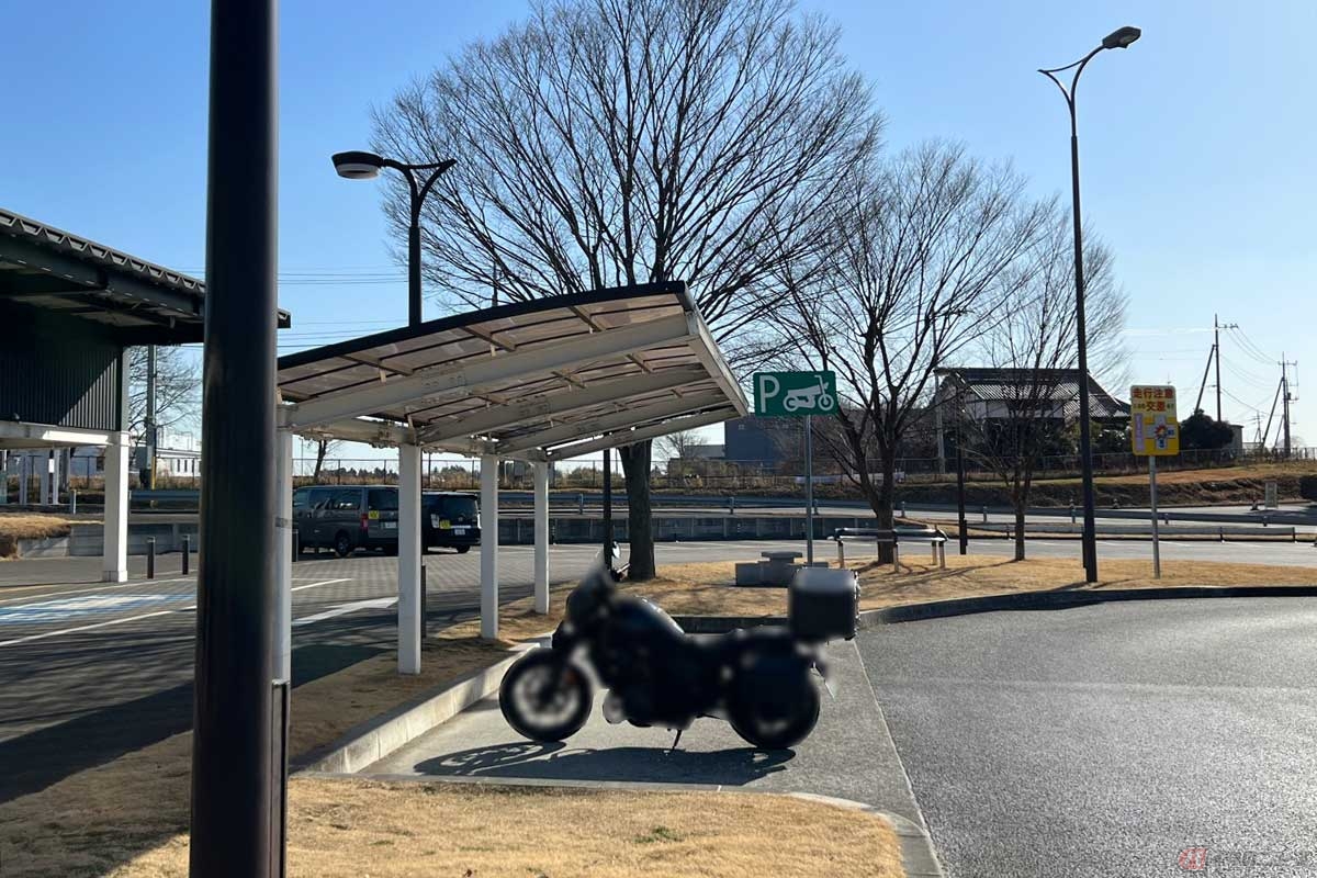 2輪専用駐車スペースは屋根付きだった